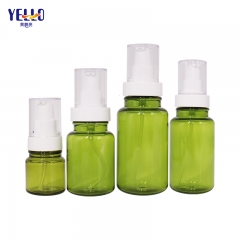 Botellas dispensadoras de loción verde y tarros de crema cosmética