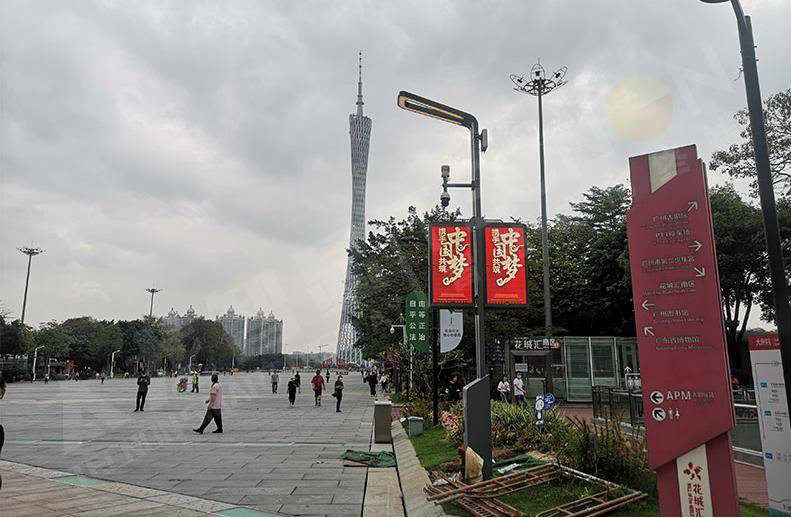 Smart street lights play an important role and become the main stage of supporting applications for LED light pole screens