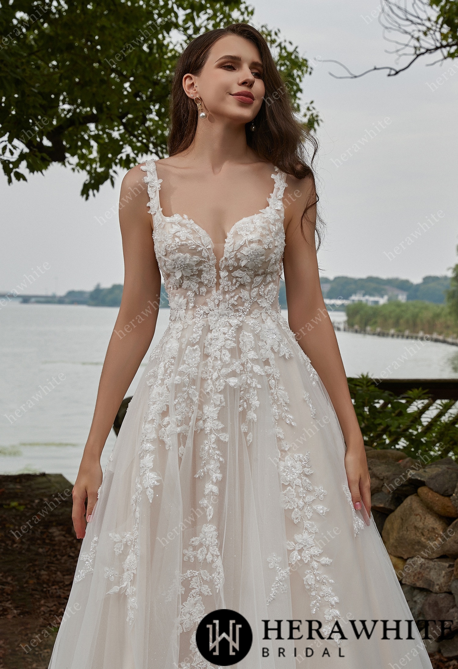In Stock/ Appliques Tulle V-Neck Straps And Grace Wedding Dress