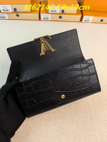 AAA--L...V... Wallets 5136