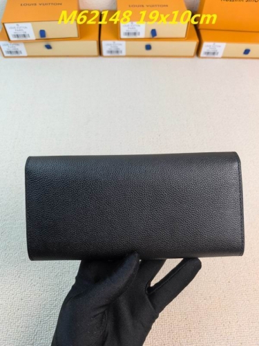 AAA--L...V... Wallets 5125
