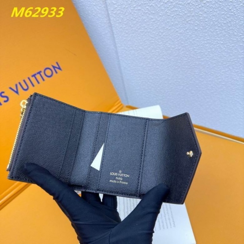 AAA--L...V... Wallets 4829