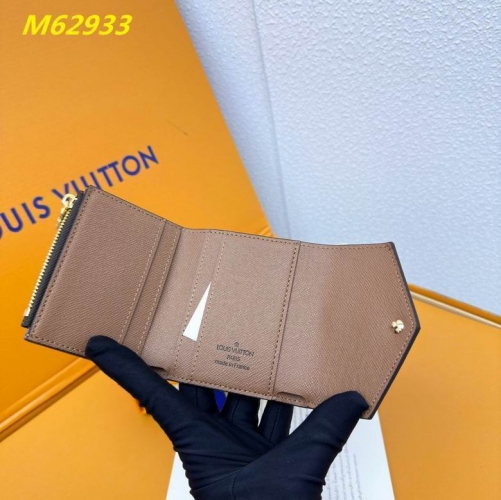AAA--L...V... Wallets 4833