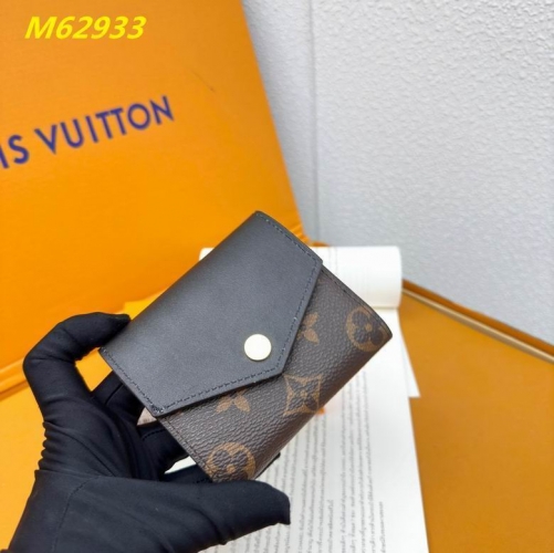 AAA--L...V... Wallets 4832