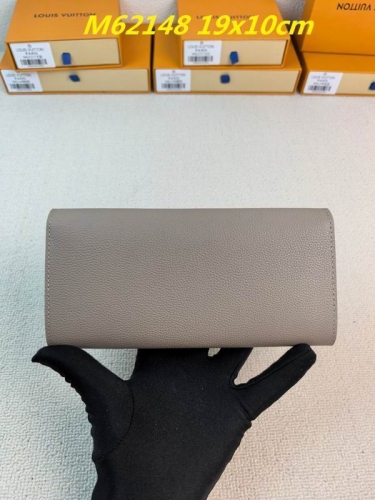 AAA--L...V... Wallets 5121