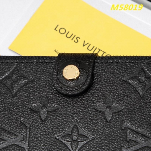 AAA--L...V... Wallets 4928