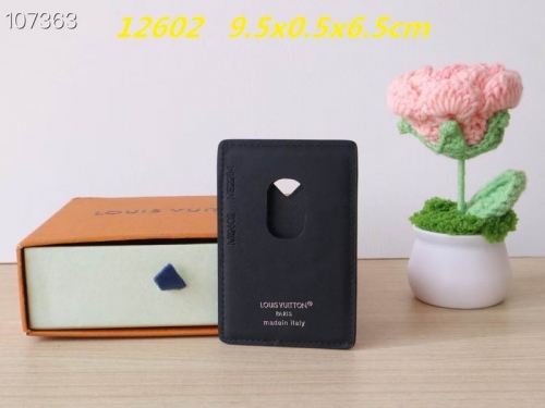 AAA--L...V... Wallets 4916