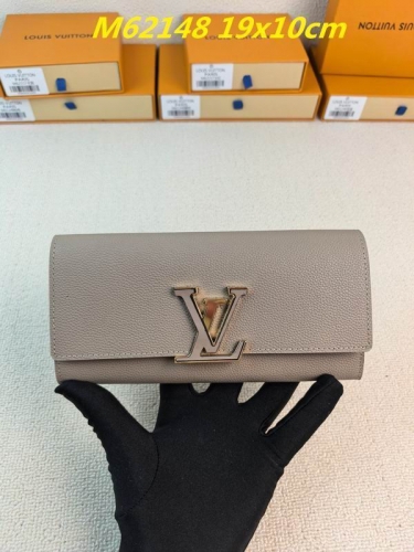 AAA--L...V... Wallets 5122
