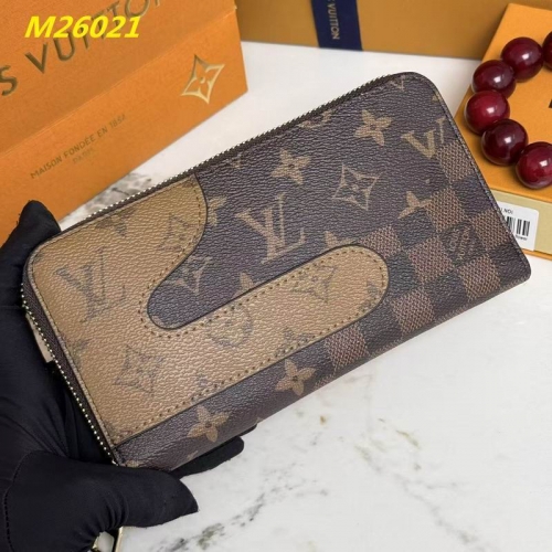 AAA--L...V... Wallets 4982