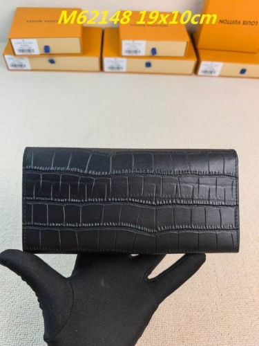 AAA--L...V... Wallets 5137