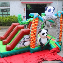Панда прыгает в замках с горкой