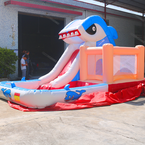 Castelo de salto de tubarão com piscina