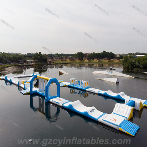 Pista de obstáculos do parque aquático inflável