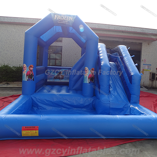 Casa de rebote inflable congelada con tobogán de agua