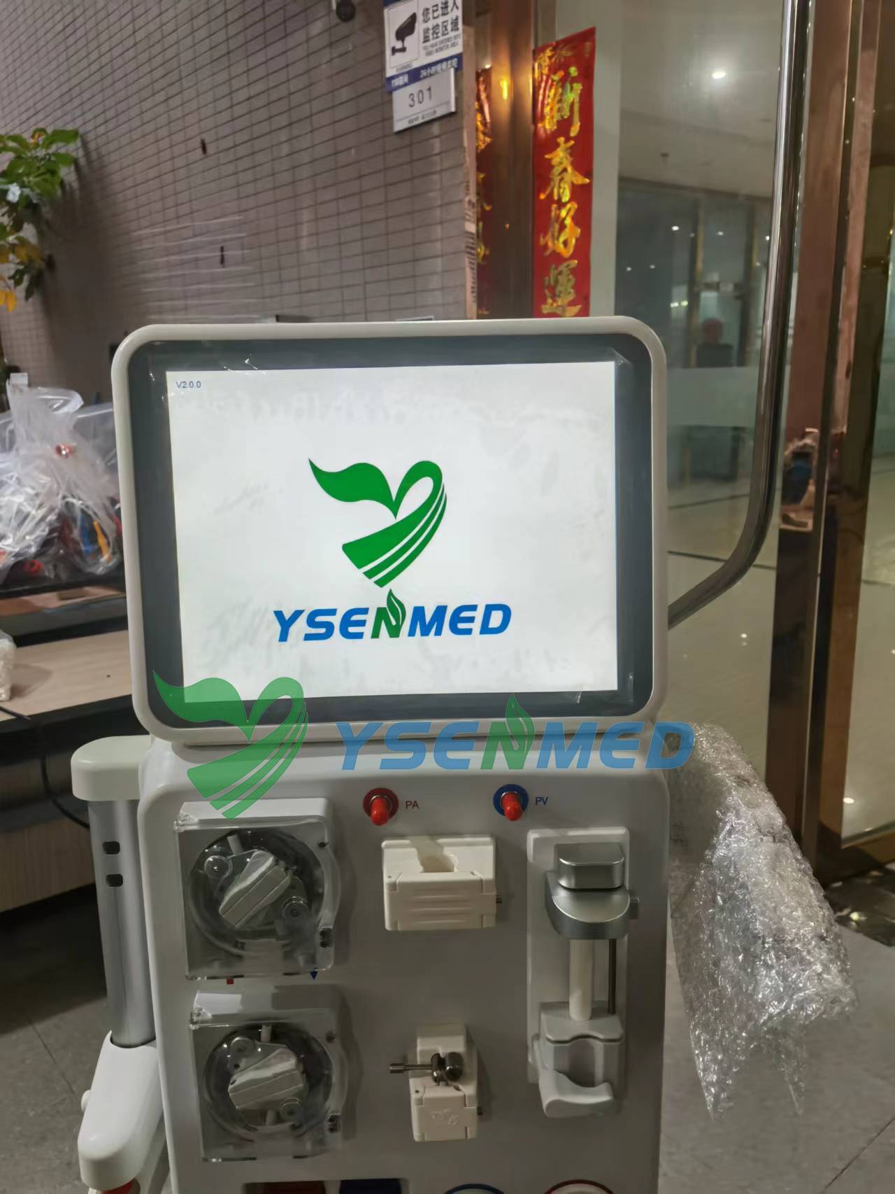 Système d'hémodialyse YSENMED YSHDM2008 et machine à eau osmosée YSWTS-ROII-1 pour un nouvel hôpital en Ouganda.