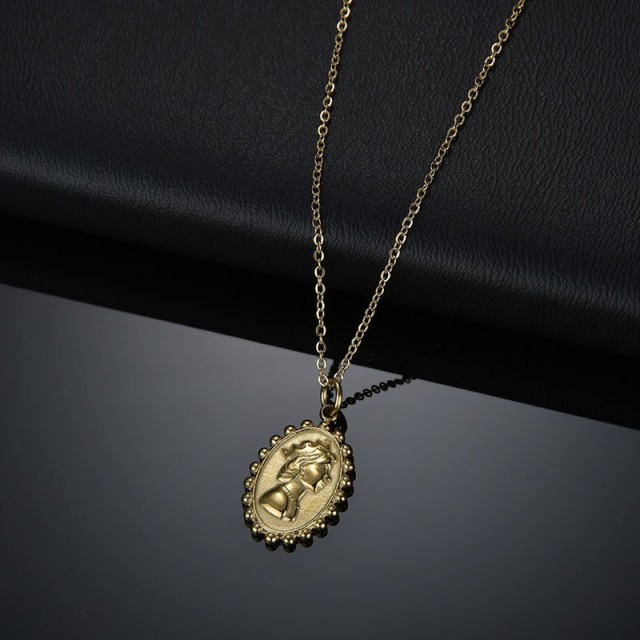 Oval queen medallion necklace in yellog gold plating steel