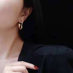 Asymmetrical smooth curves earrings features a flow design with pearl