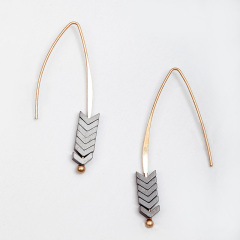 Stainless steel hook earrings with triangle Hematite / Boucle d'oreilles en acier inoxydable