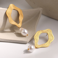 Wave-shaped hollow stainless steel earrings with pearl / Boucle d'oreilles en acier inoxydable