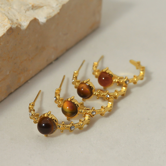 Retro C-Shaped STEEL STUD EARRINGS inlayed with Tiger Eye / Boucle d'oreilles en acier inoxydable