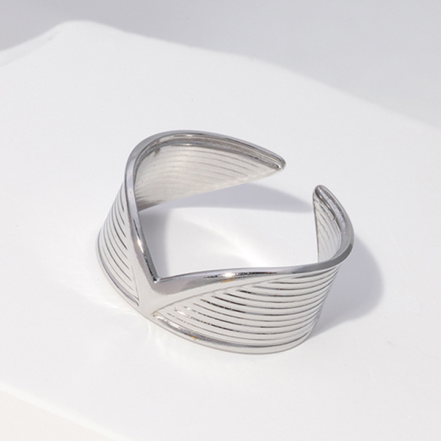 Trendy Creative V shaped Stainless Steel Wide Opening Ring / Bague ouverte en acier inoxydable