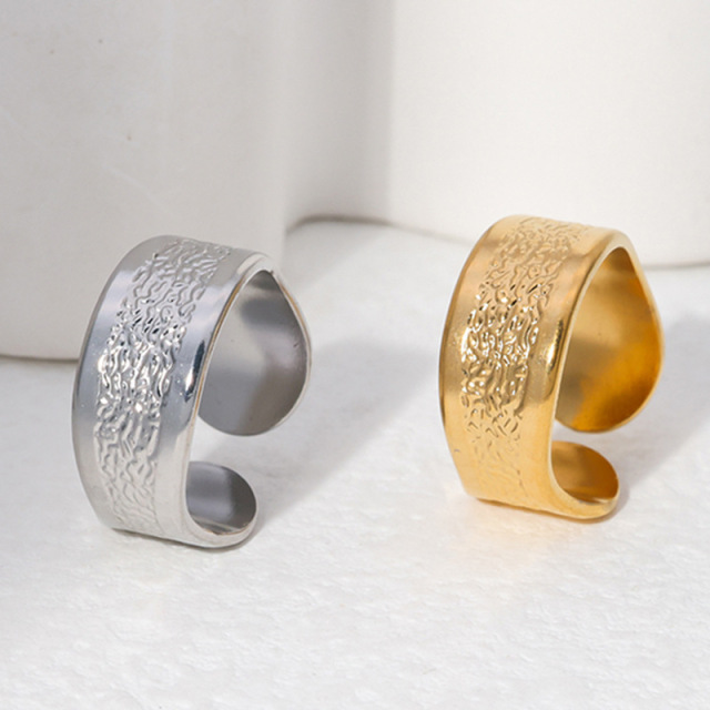 Luxury 18K Gold Plated Textured Stainless Steel Adjustable Ring / Bague réglable en acier inoxydable