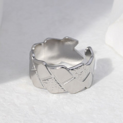 Retro Textured Rhombus Stainless Steel Adjustable Wide Ring / Bague réglable en acier inoxydable