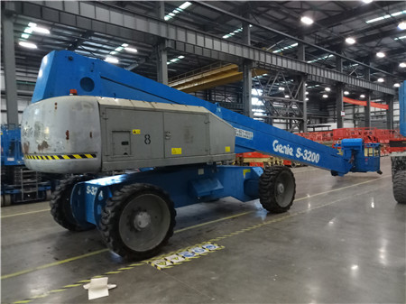 Genie S-3200 boom lift