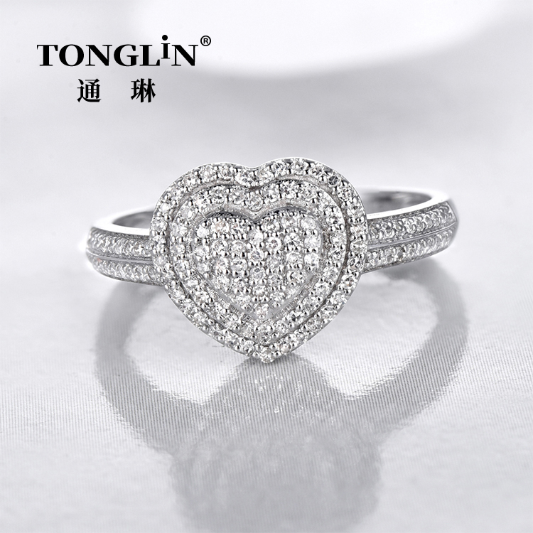 Anillo de diamantes de oro blanco de 18 k con forma de corazón delicado