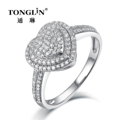 Изысканное кольцо с бриллиантом из белого золота 18 карат в форме сердца