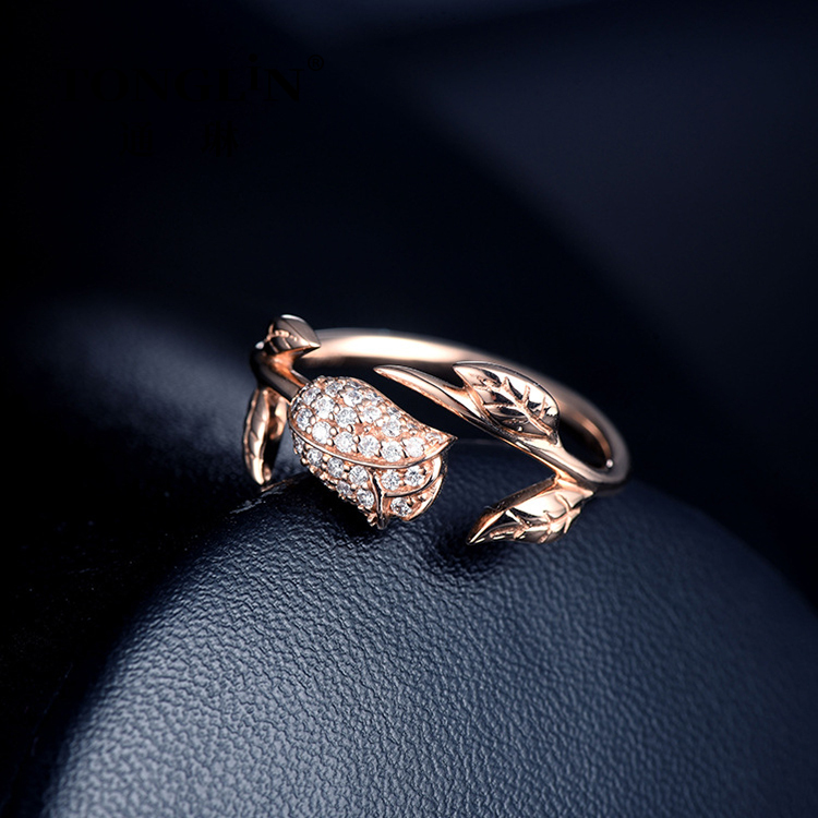 Elegante anello a forma di fiore in oro rosa con diamanti