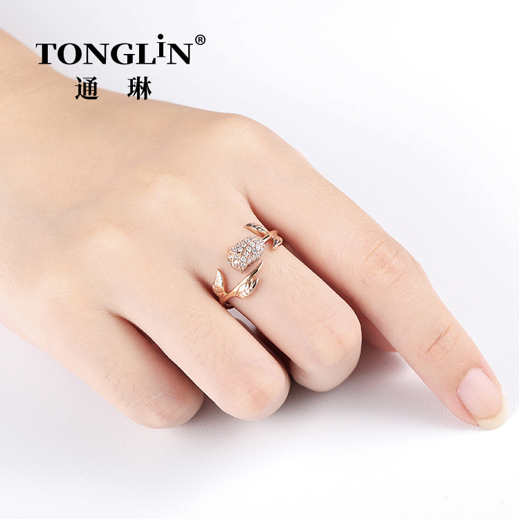 Elegante anillo en forma de flor de oro rosa con diamantes