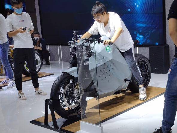 Déjeuner de nouvelles motos électriques et vélos électriques au salon de la moto de Chongqing