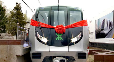 Кнопка с красной волной сопровождает первый поезд метро Шэньчжэня без водителя