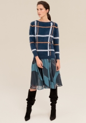 女式针织衫常规版型采用方形图案的混合羊毛面料制成