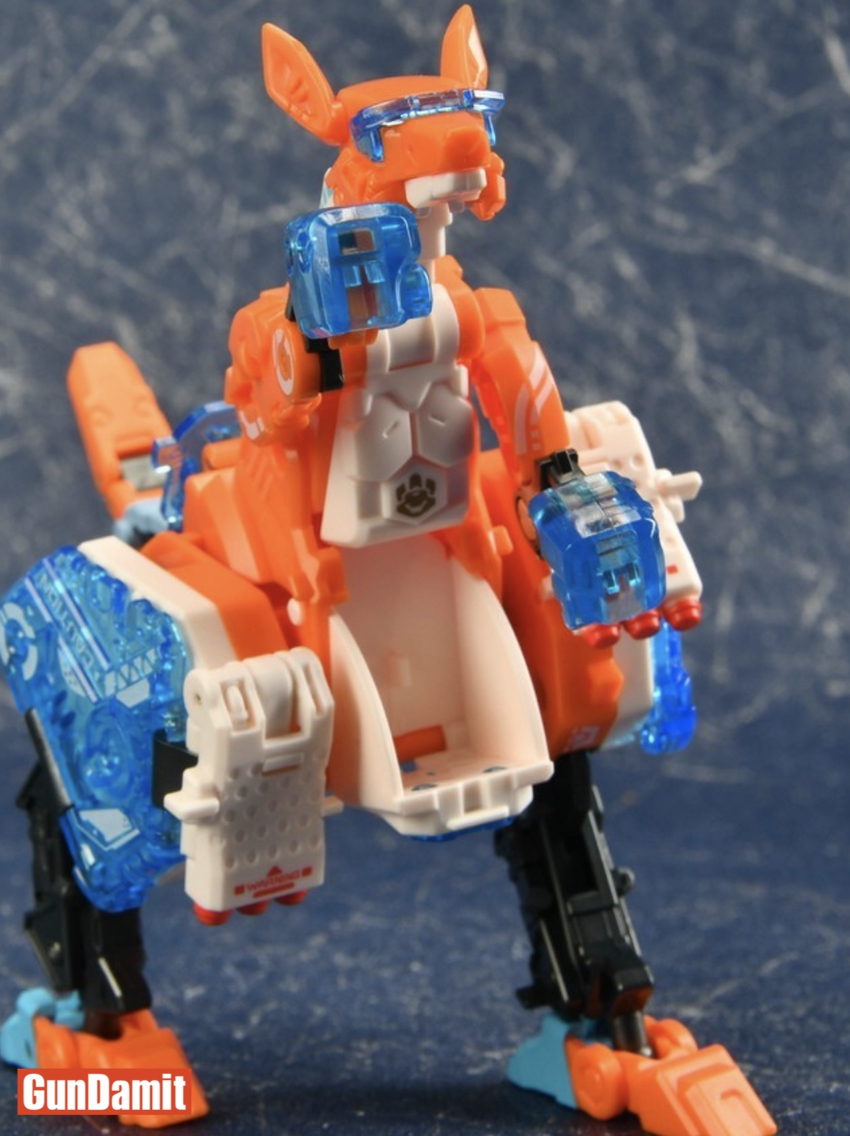 52Toys BeastBox BB-35 Ricochet beast mode close-up chest detail blue translucent fists 52Toys BeastBox BB-35 Ricochet beast mode close-up chest detail blue translucent fists