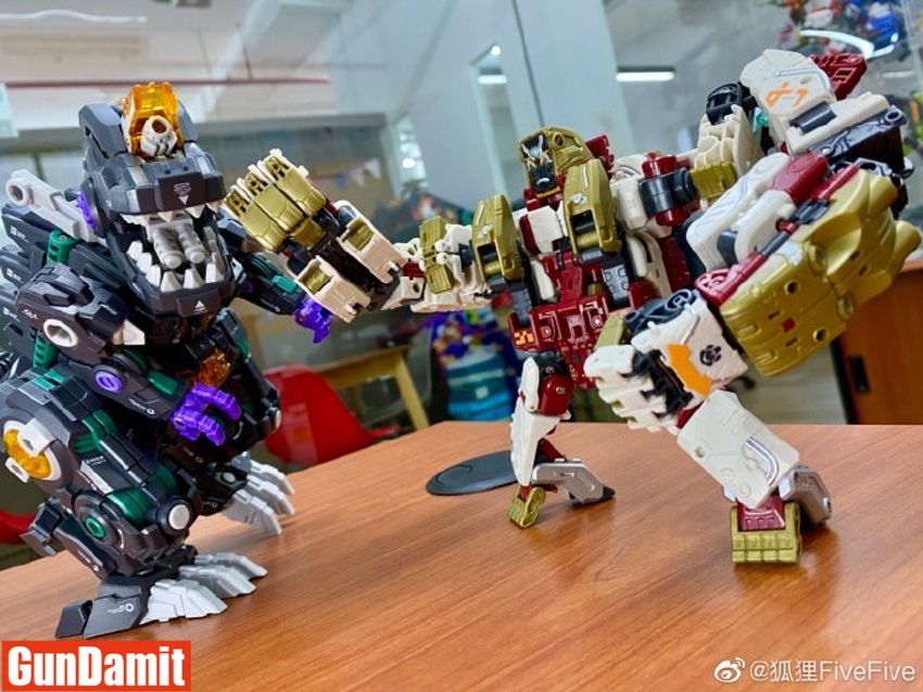 52Toys BeastBox BB-34 Soultornado and Shadowdance two mecha figures in dynamic battle pose 52Toys BeastBox BB-34 Soultornado and Shadowdance two mecha figures in dynamic battle pose