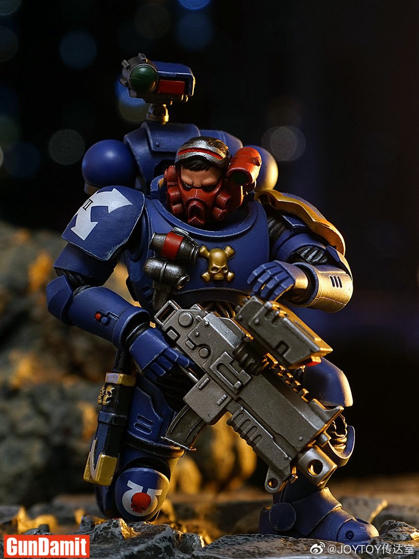 JoyToy 1/18 Warhammer 40K Ultramarines Incursor bolt carbine crouching rocky terrain JoyToy 1/18 Warhammer 40K Ultramarines Incursor bolt carbine crouching rocky terrain