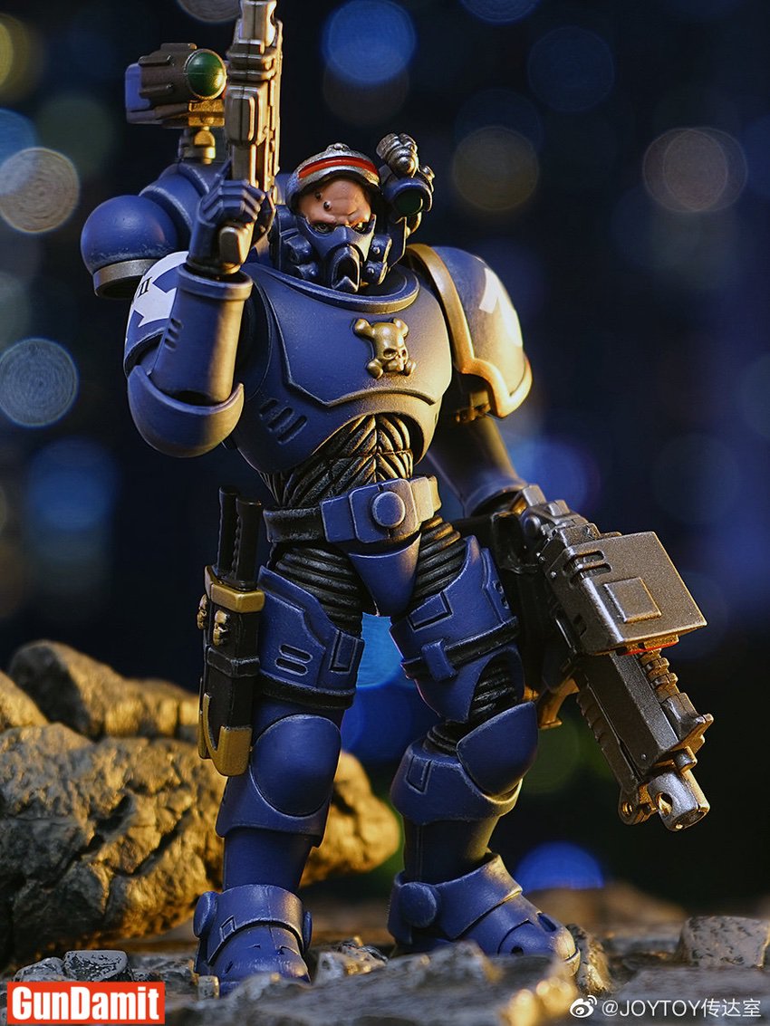 JoyToy 1/18 Ultramarines Incursor standing bolt carbine Phobos armor front view JoyToy 1/18 Ultramarines Incursor standing bolt carbine Phobos armor front view