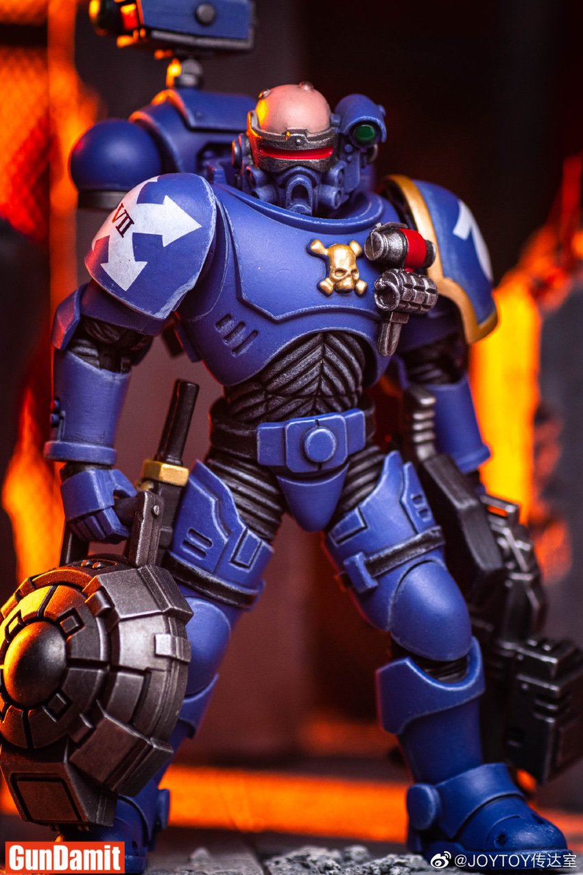 JoyToy 1/18 Ultramarines Incursor torso detail skull emblem haywire mine JoyToy 1/18 Ultramarines Incursor torso detail skull emblem haywire mine
