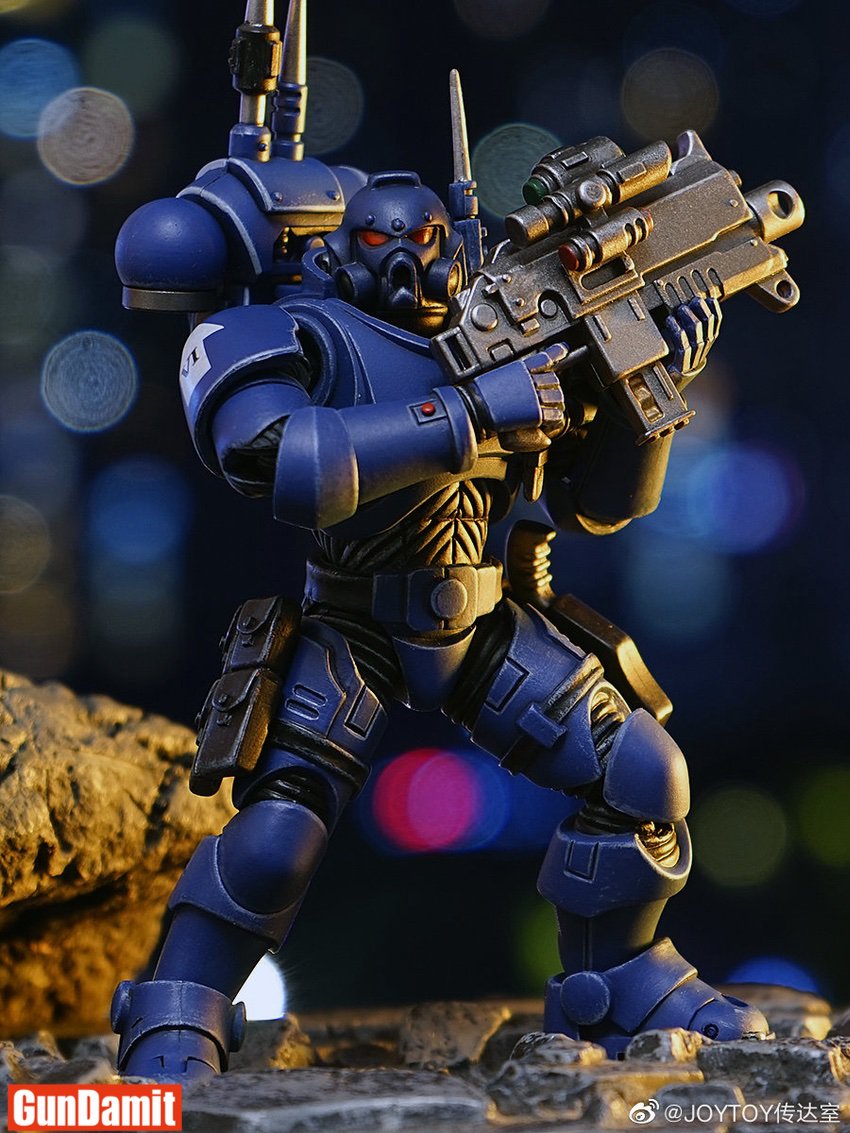 JoyToy 1/18 Ultramarines Infiltrator rear view power armor weapon raised JoyToy 1/18 Ultramarines Infiltrator rear view power armor weapon raised