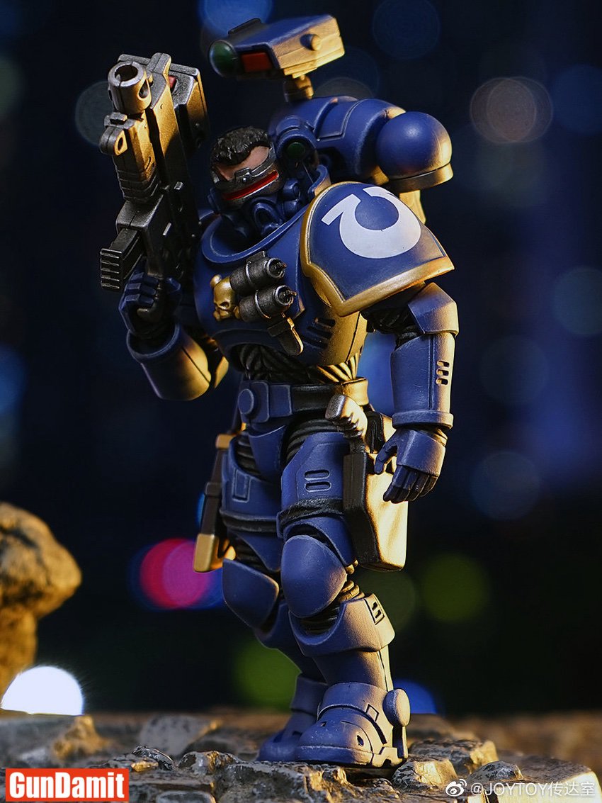 JoyToy 1/18 Ultramarines Incursor bolt pistol omega shoulder pad detail JoyToy 1/18 Ultramarines Incursor bolt pistol omega shoulder pad detail