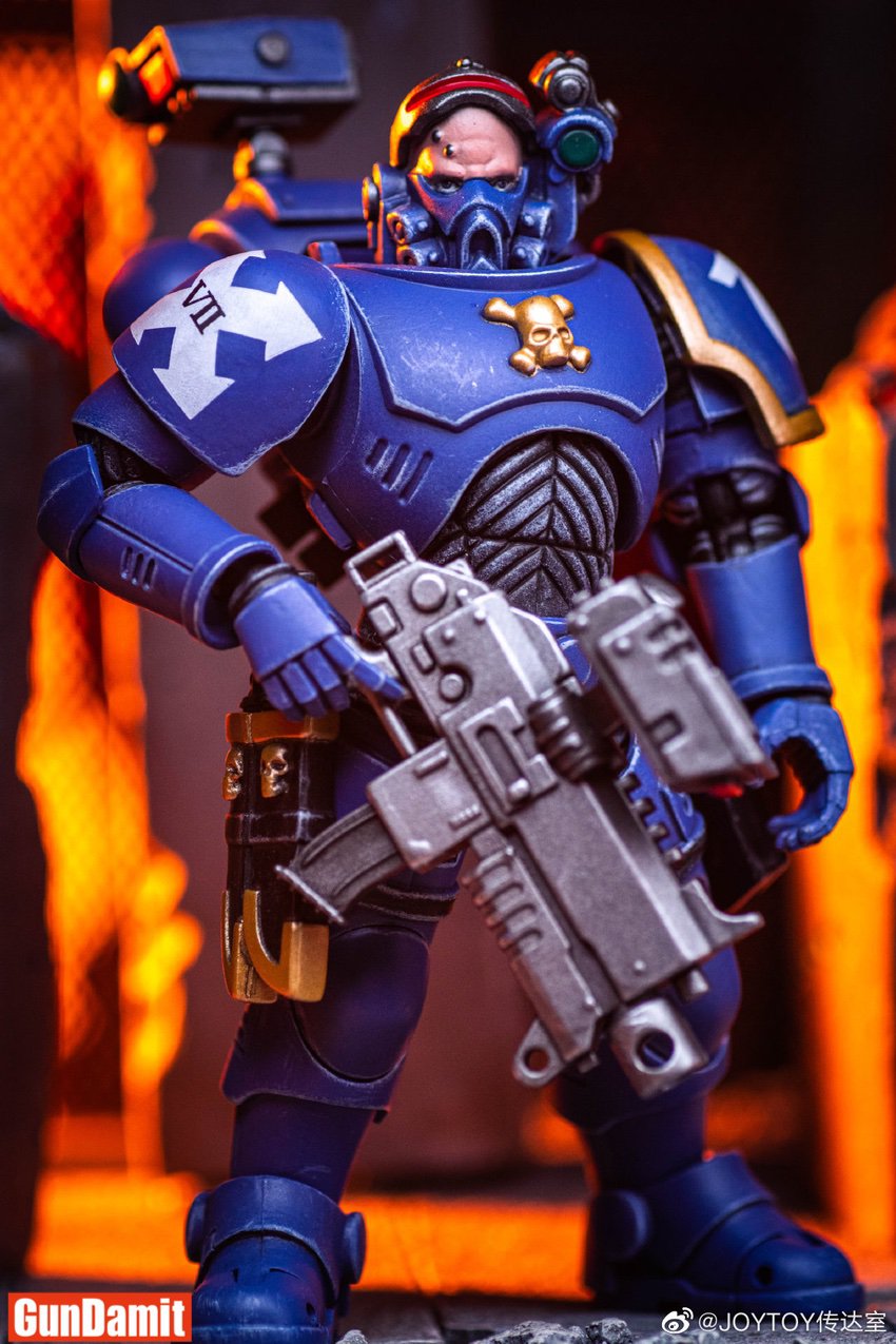 JoyToy 1/18 Ultramarines Incursor bolt carbine red visor rebreather mask detail JoyToy 1/18 Ultramarines Incursor bolt carbine red visor rebreather mask detail