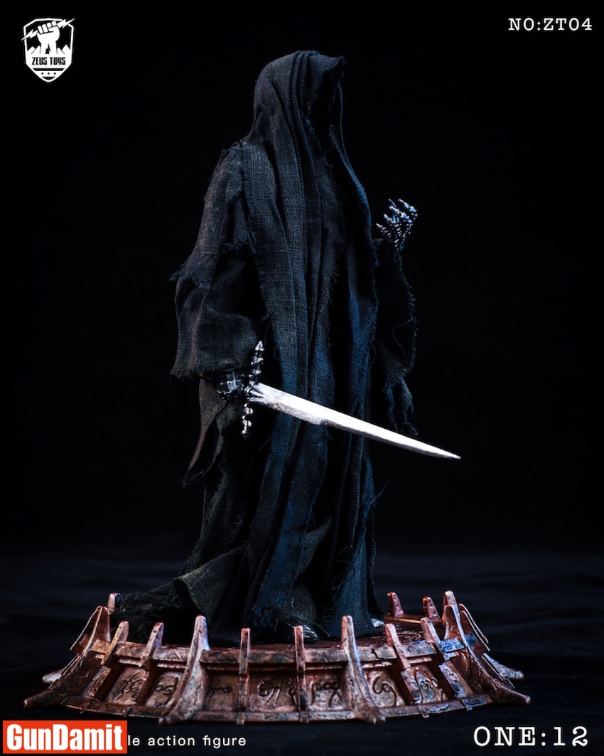 Zeus Toys ZT04 Ringwraith rear view on ZT05 base showing tattered black robes and sword at side Zeus Toys ZT04 Ringwraith rear view on ZT05 base showing tattered black robes and sword at side