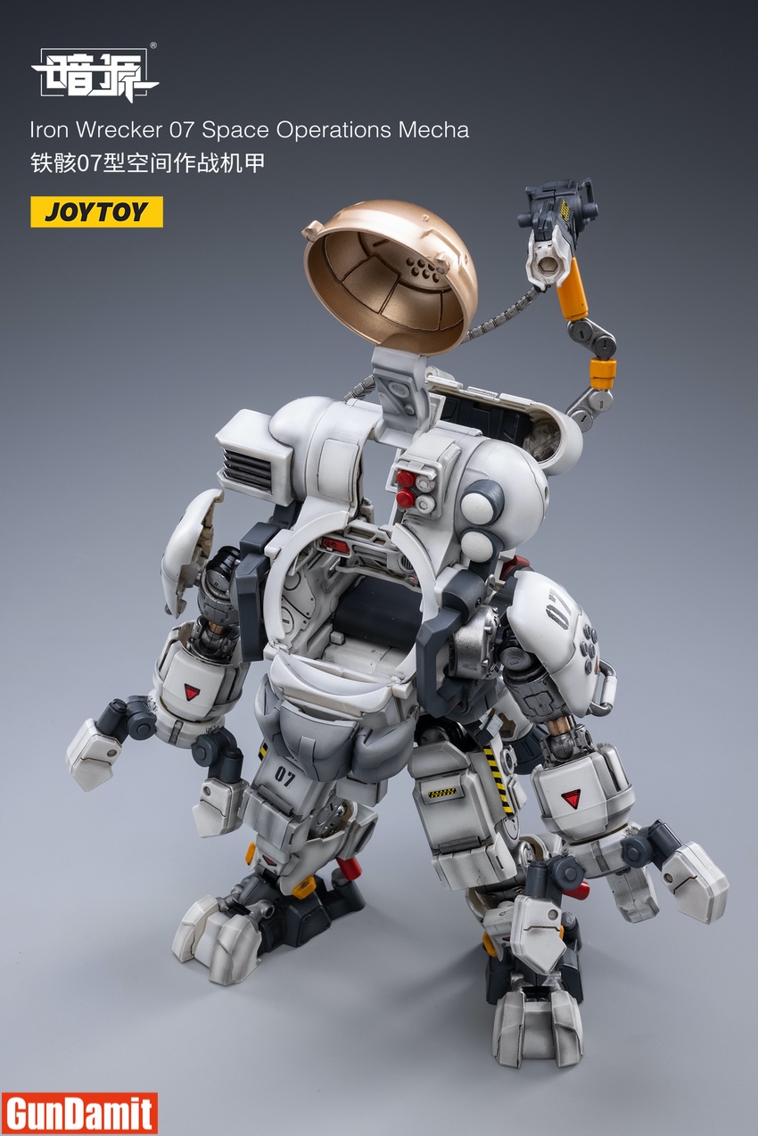 JoyToy Iron Wrecker 07 mecha open cockpit with pilot figure seated inside JoyToy Iron Wrecker 07 mecha open cockpit with pilot figure seated inside