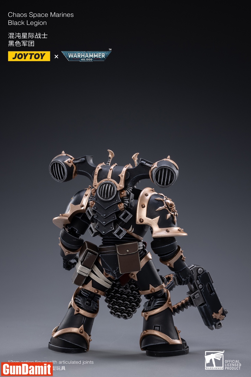 Rear view of Chaos Space Marine C showing twin exhaust vents and Chaos star shoulder pads Rear view of Chaos Space Marine C showing twin exhaust vents and Chaos star shoulder pads