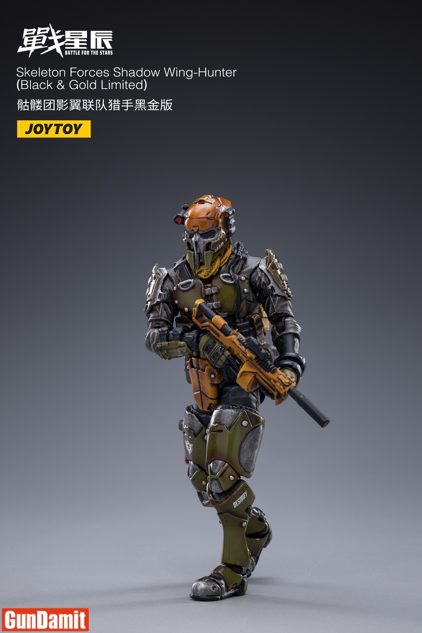 JoyToy Wing-Hunter Black Gold combat stance with knife drawn JoyToy Wing-Hunter Black Gold combat stance with knife drawn