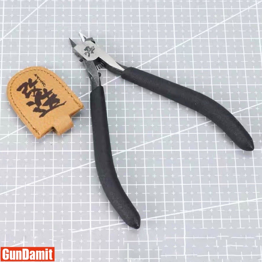 Pro'sKit Takuminoha single blade nipper with leather blade cap on cutting mat Pro'sKit Takuminoha single blade nipper with leather blade cap on cutting mat