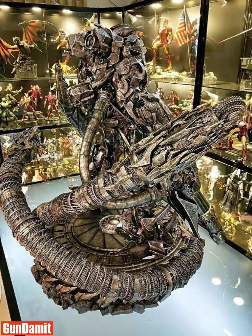 Rear angle of HEAT Studio 1/6 Shockwave statue showing tentacle and cable details Rear angle of HEAT Studio 1/6 Shockwave statue showing tentacle and cable details