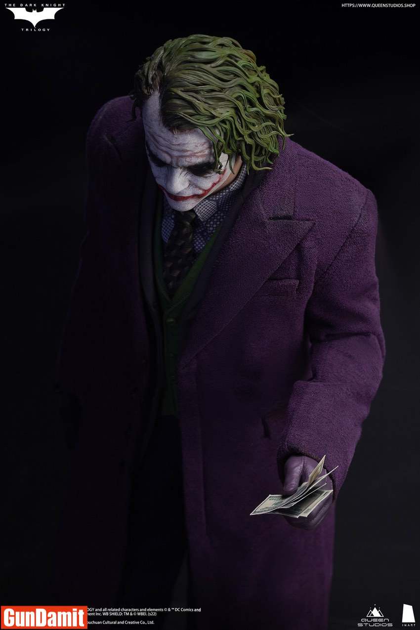 Inart 1/6 Joker sculpted hair figure close-up holding money with detailed face and purple coat Inart 1/6 Joker sculpted hair figure close-up holding money with detailed face and purple coat